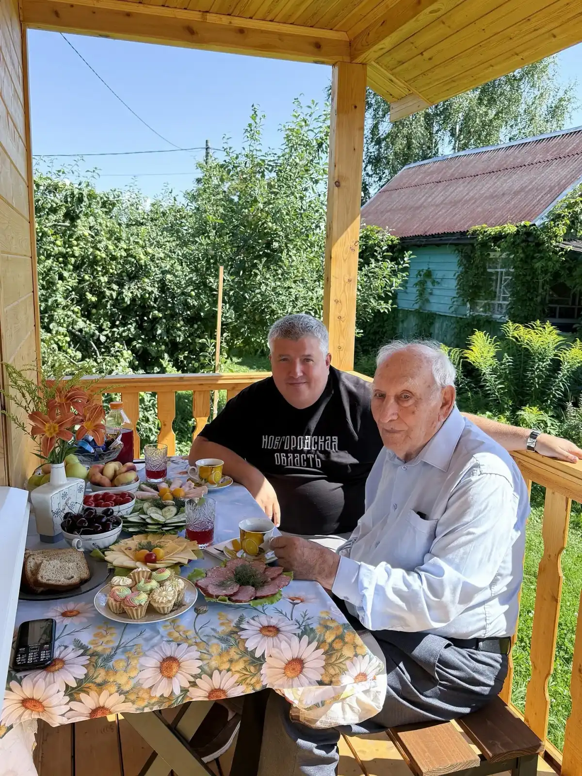 За чаем глава региона и Василий Степанович обсудили дела в регионе.