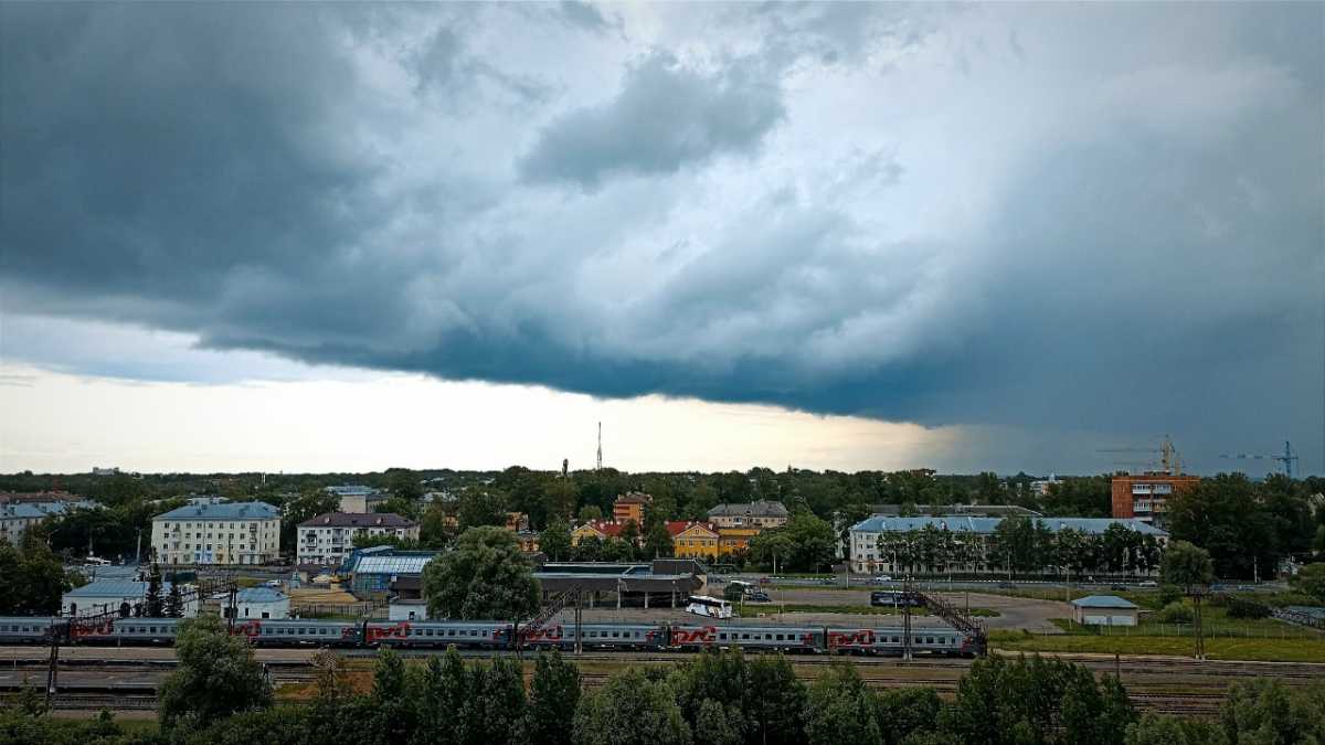 В случае возникновения неблагоприятных погодных явлений жителей и гостей региона просят быть внимательными и осторожными.