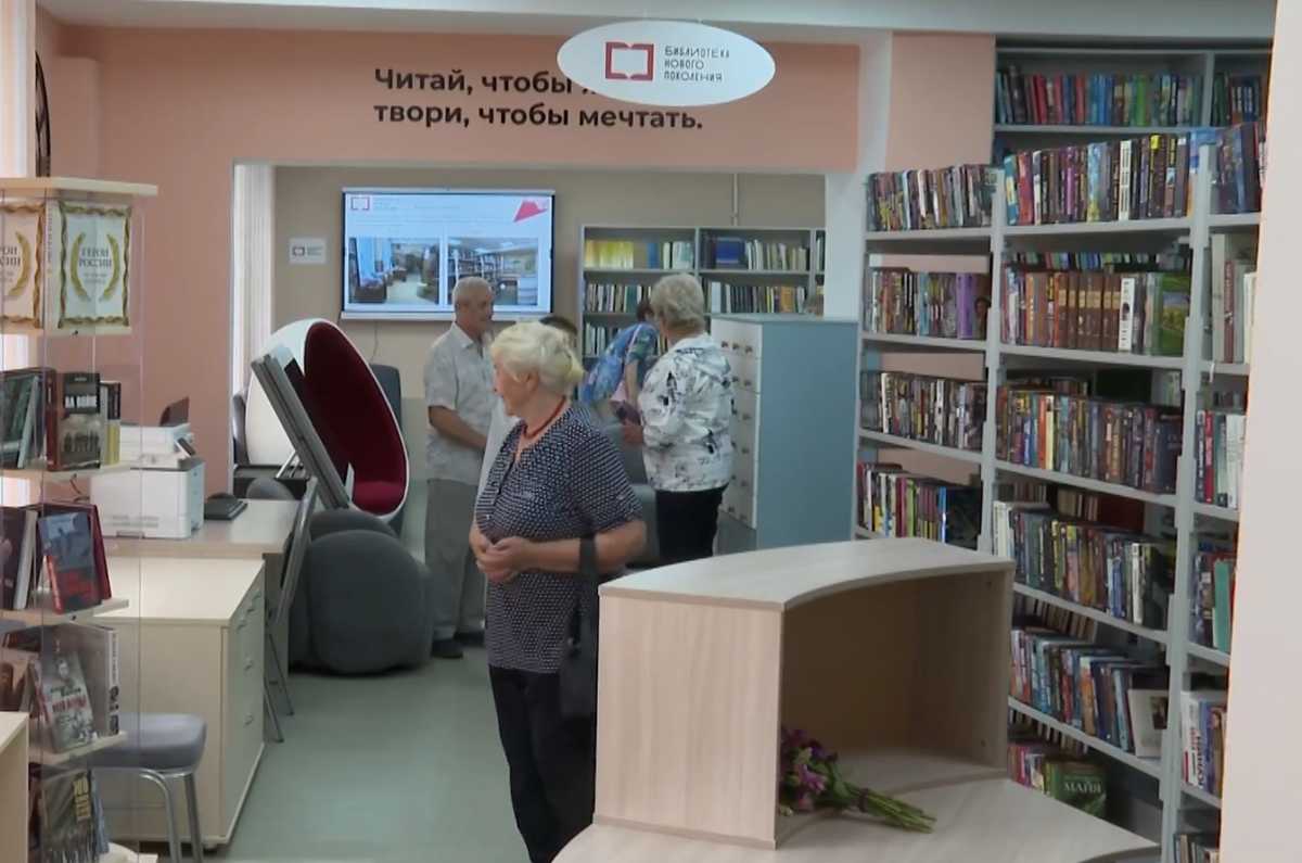 В библиотеке появились зоны отдыха и тихого чтения, современные компьютеры, интерактивная панель и новое оборудование.