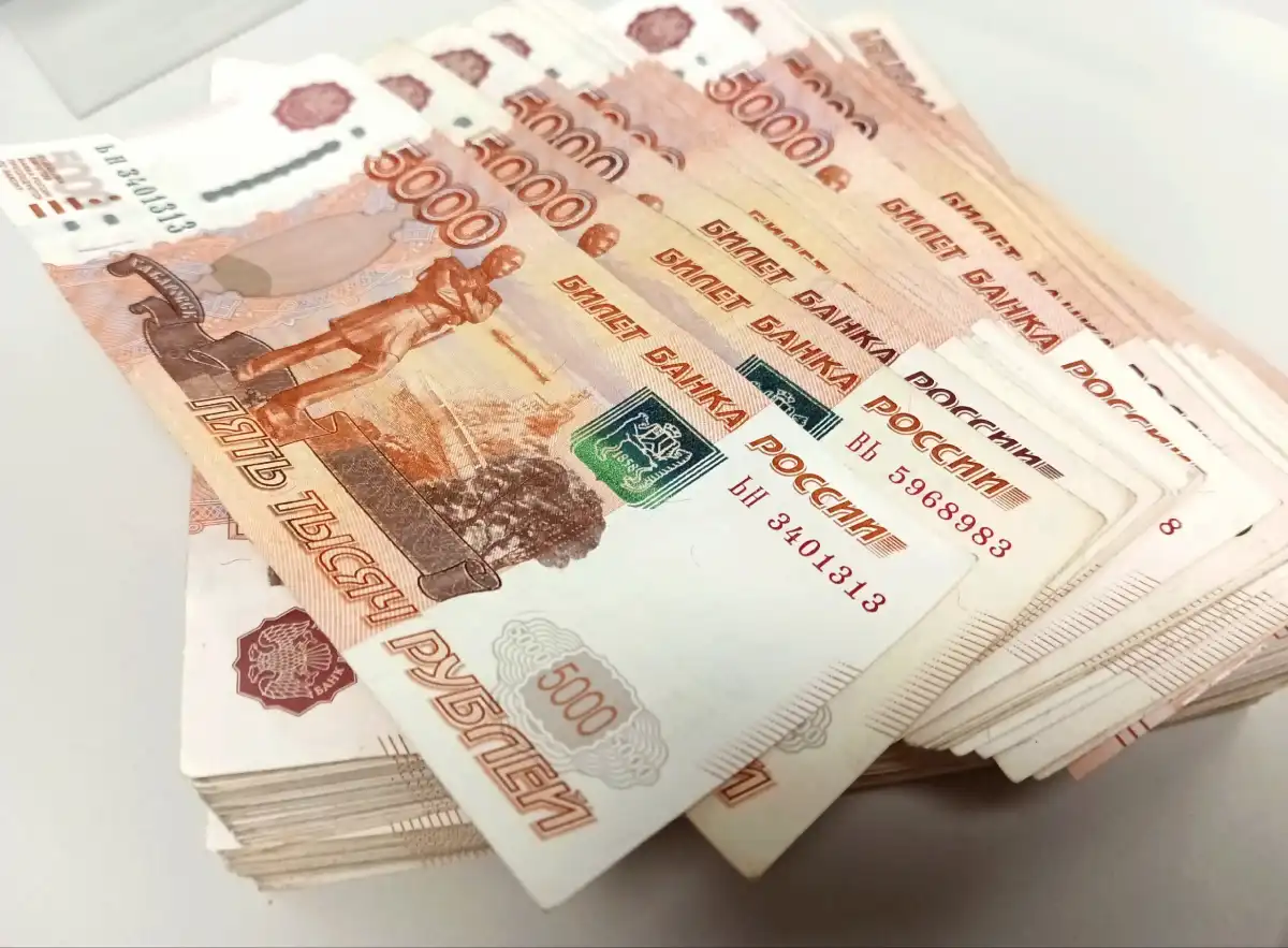 Выплаты зачисляют на банковский счёт получателя в течение всего дня.