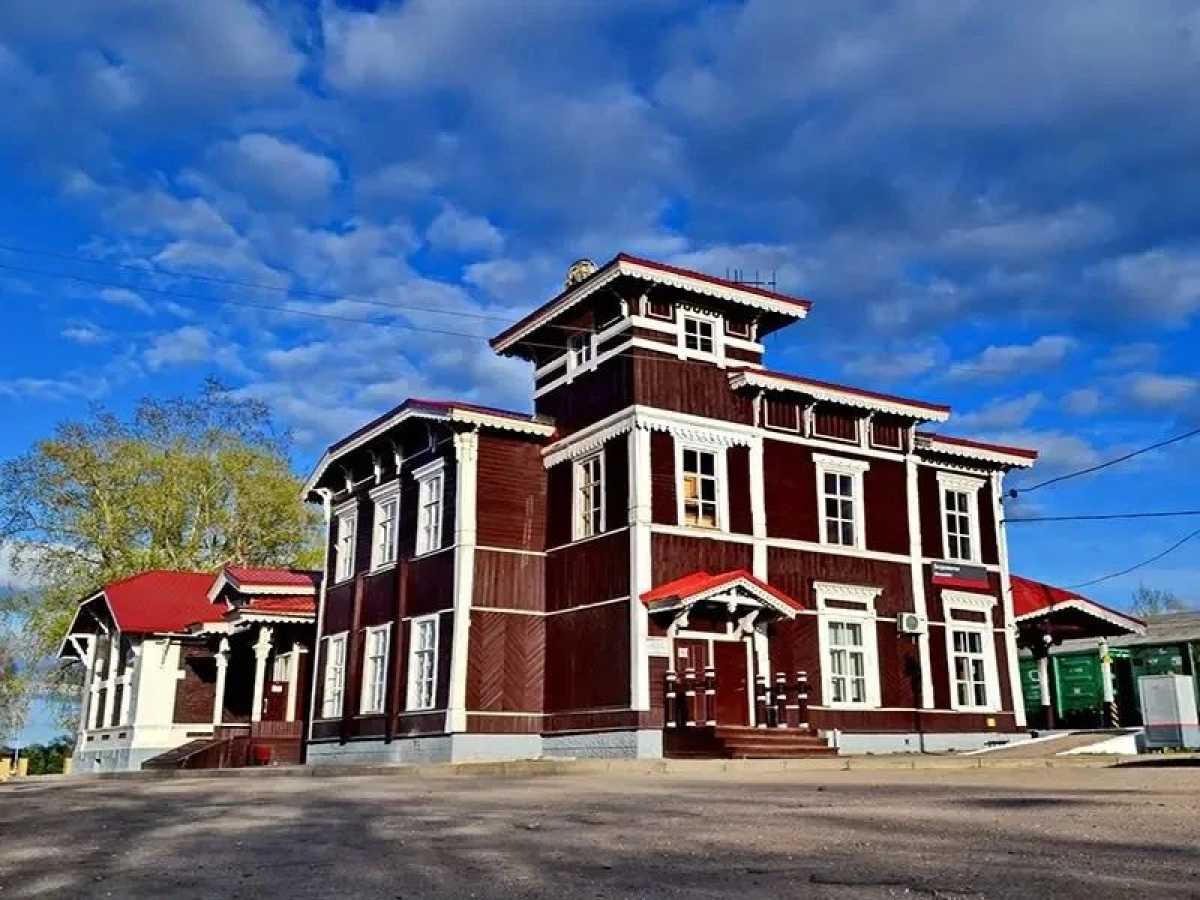 Железнодорожный вокзал в Боровичах – одна из достопримечательностей Новгородской области. Железнодорожный вокзал в Боровичах – одна из достопримечательностей Новгородской области.