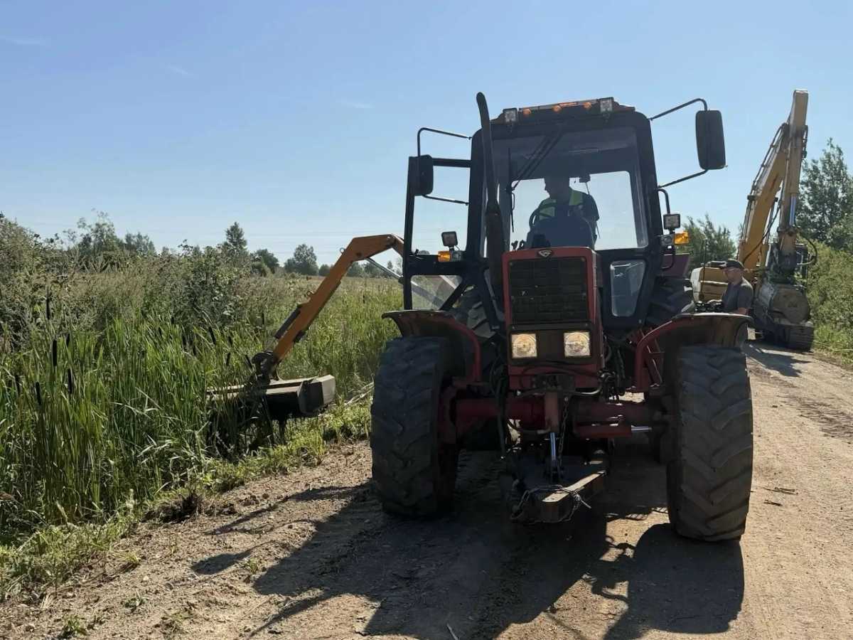 На объекте расчищают водоотводные канавы, скашивают траву и мульчируют кустарники.