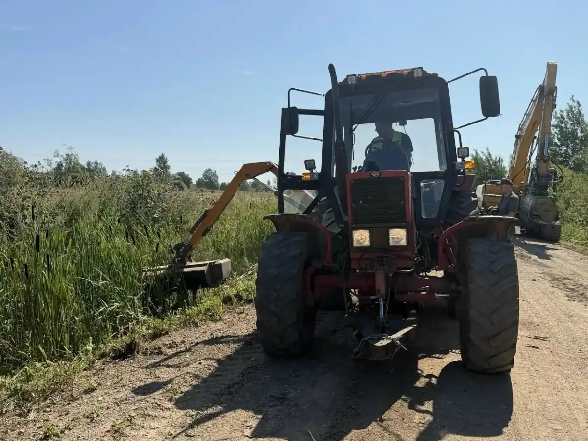 На объекте расчищают водоотводные канавы, скашивают траву и мульчируют кустарники.