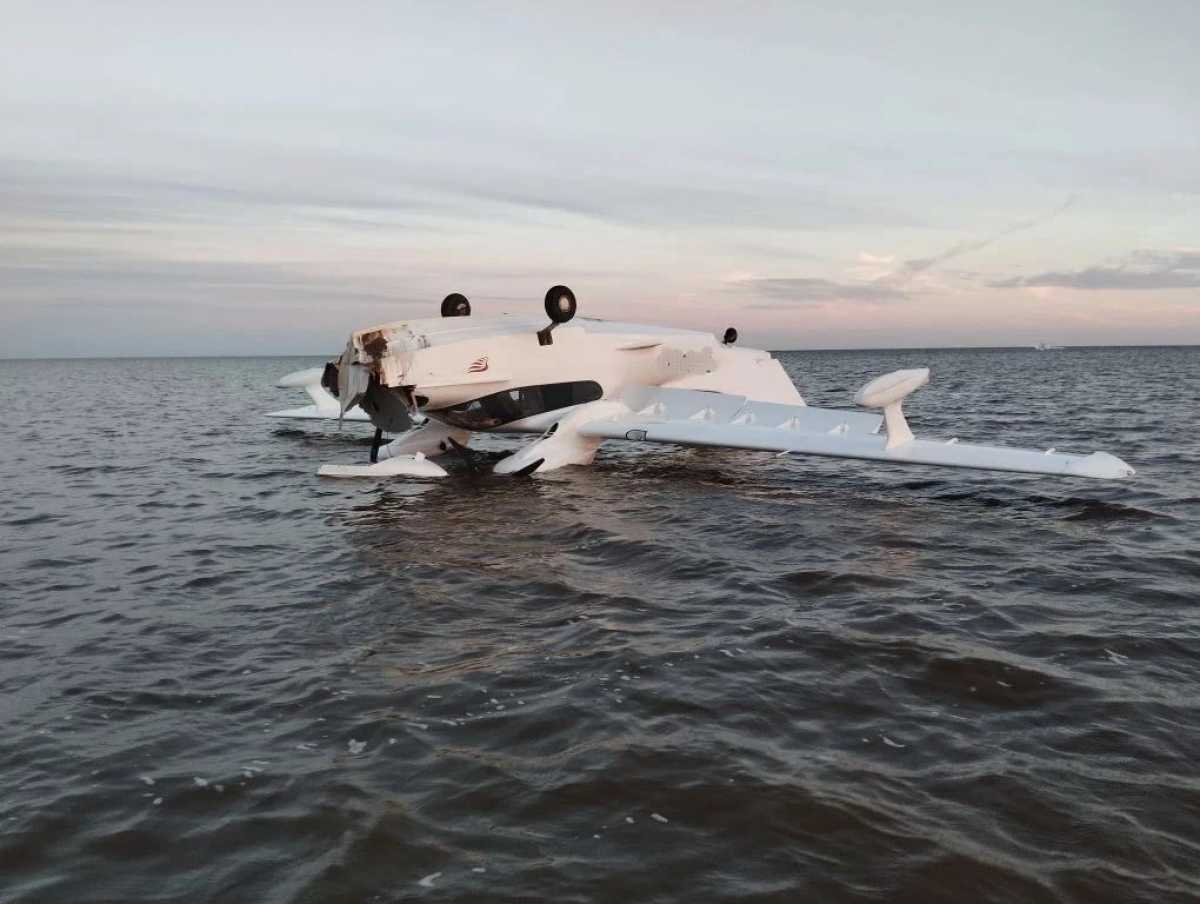 На борту находились двое человек, они не пострадали. На борту находились двое человек, они не пострадали.