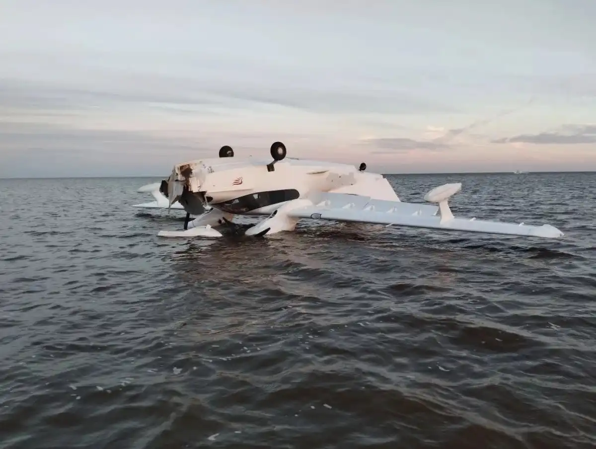 На борту находились двое человек, они не пострадали.