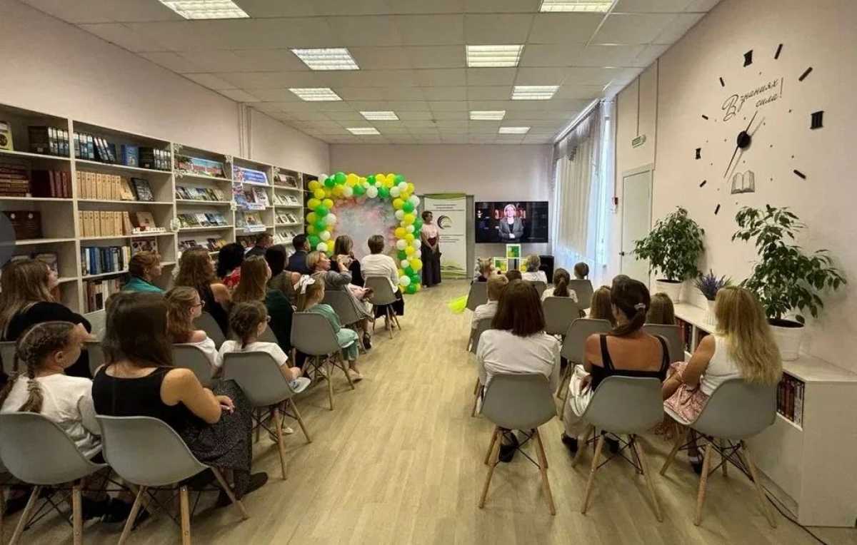 Современное оборудование позволяет библиотекарям проводить виртуальные экскурсии, создавать видеопроекции на стены и организовывать онлайн-викторины.
