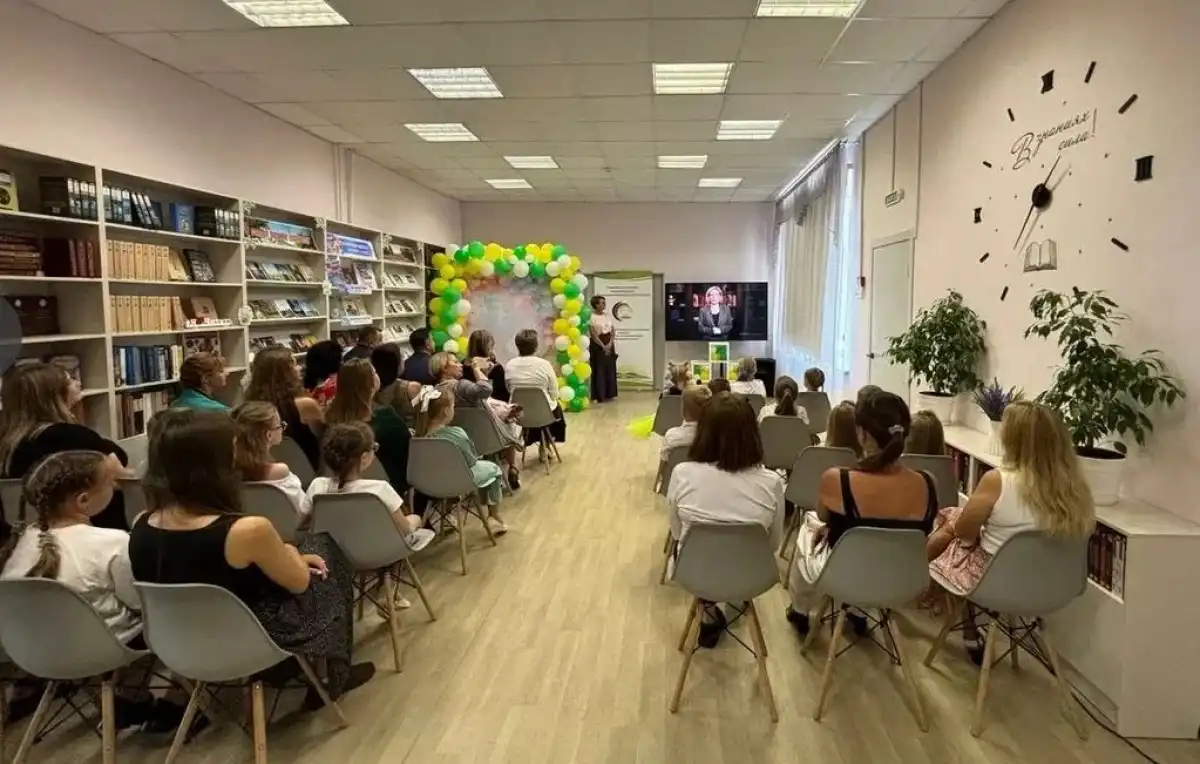 Современное оборудование позволяет библиотекарям проводить виртуальные экскурсии, создавать видеопроекции на стены и организовывать онлайн-викторины.