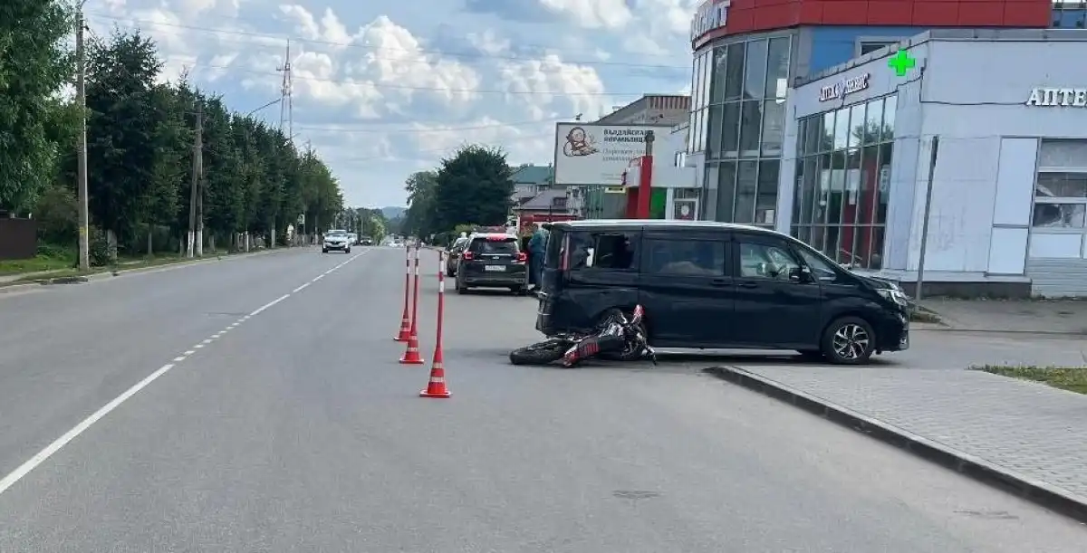 Несовершеннолетний водитель с закрытой черепно-мозговой травмой, сотрясением головного мозга доставлен бригадой скорой медицинской помощи в Центр имени Соколова ФМБА России.