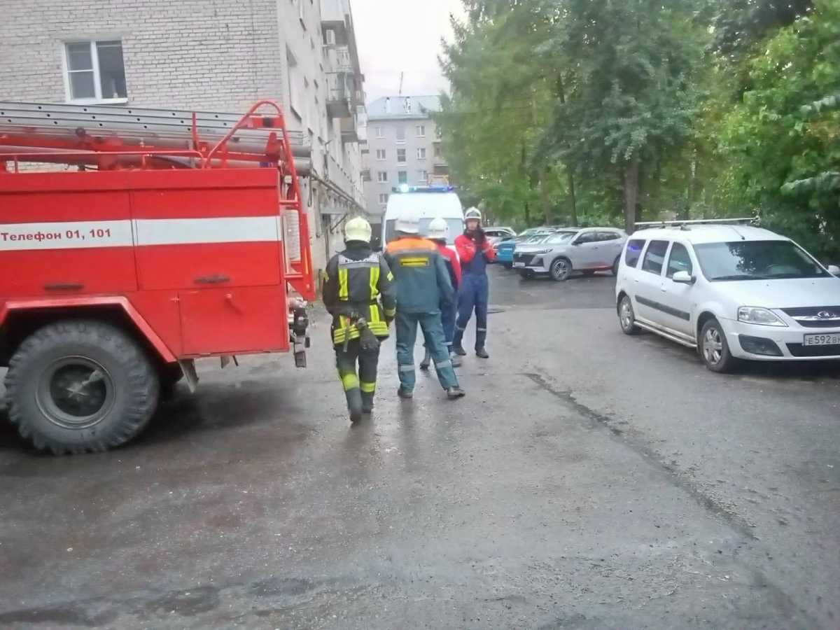 Пострадавшую передали бригаде скорой медицинской помощи.