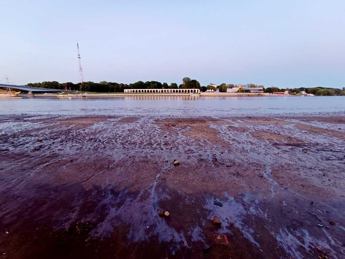 Река Волхов в Великом Новгороде сильно обмелела.