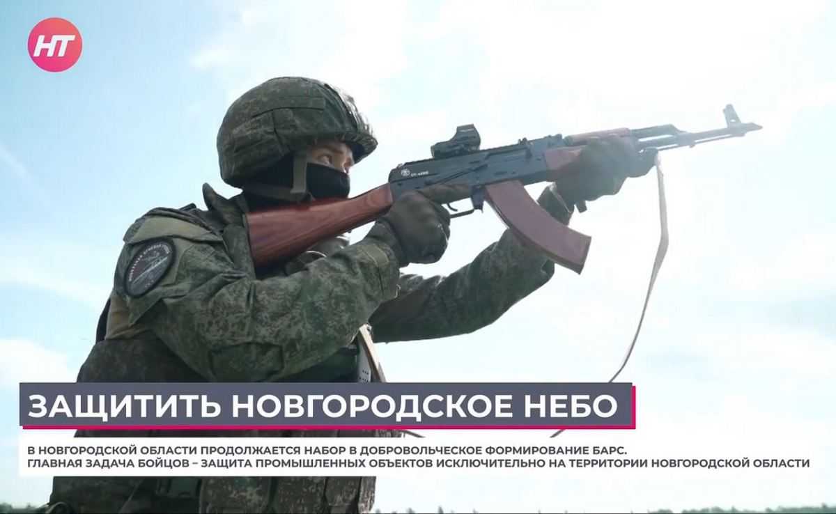Бойцов отряда БАРС обучают работе со спецтехникой.