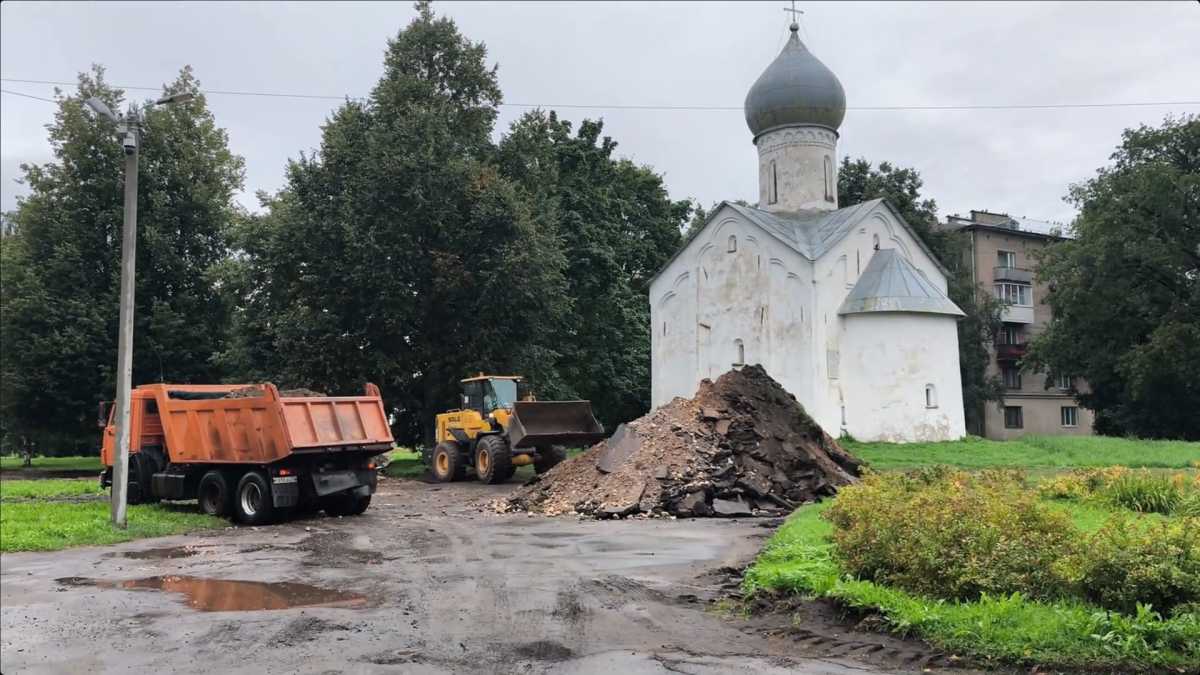 Благоустроить сквер у церкви Двенадцати апостолов предложили горожане.