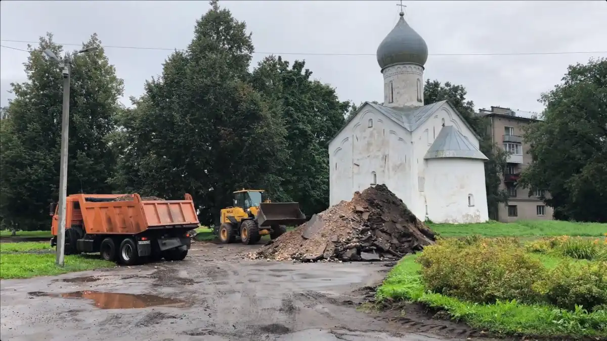 Благоустроить сквер у церкви Двенадцати апостолов предложили горожане.