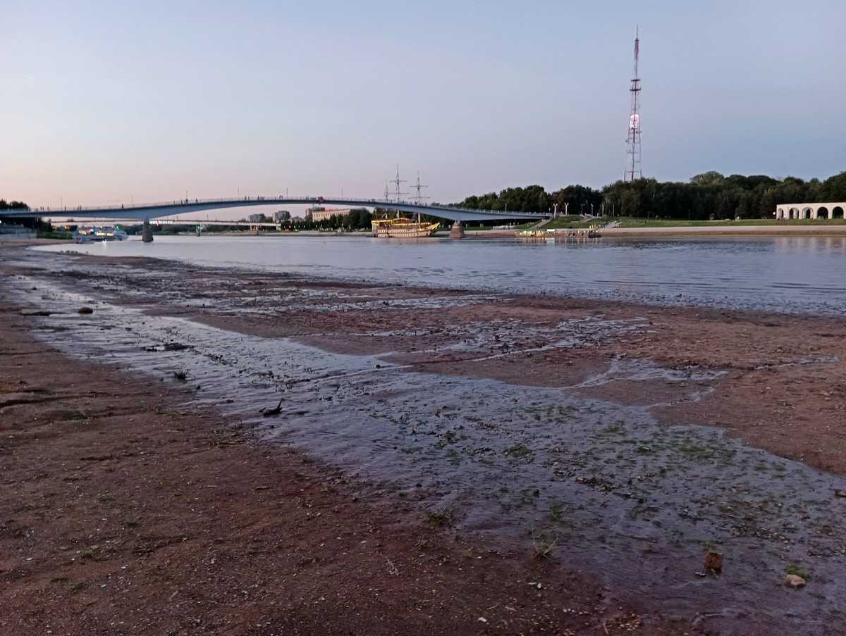 Река Волхов в Великом Новгороде сильно обмелела. Река Волхов в Великом Новгороде сильно обмелела.