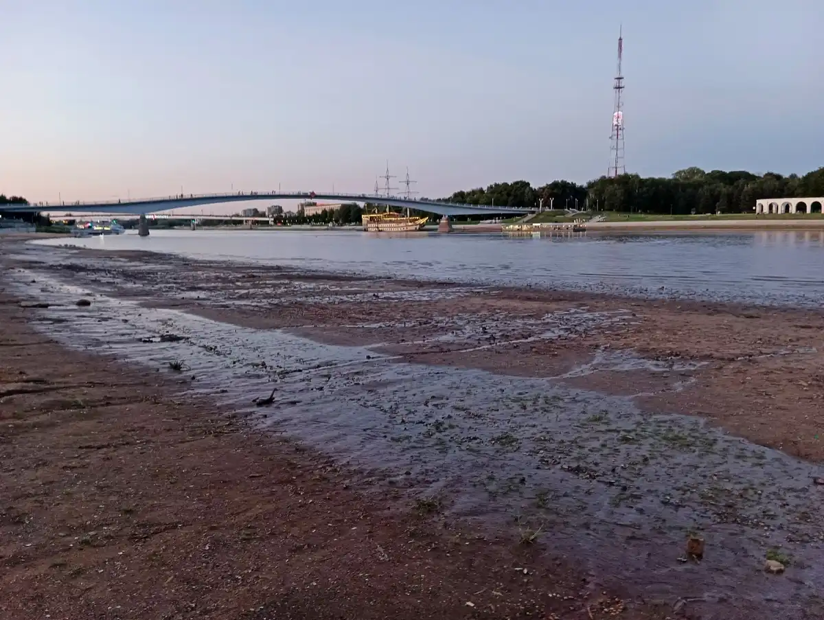 Река Волхов в Великом Новгороде сильно обмелела.