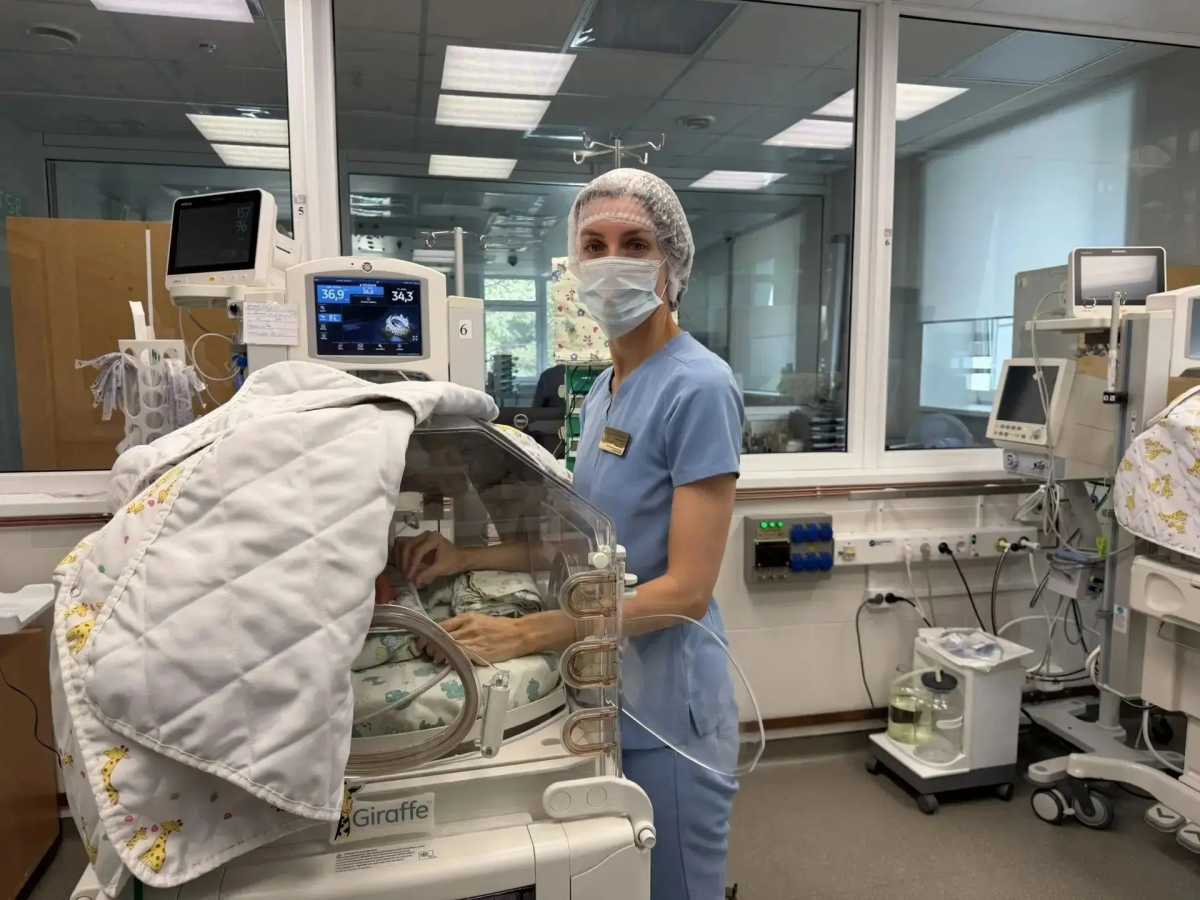 Девочки находятся под круглосуточным наблюдением медиков.