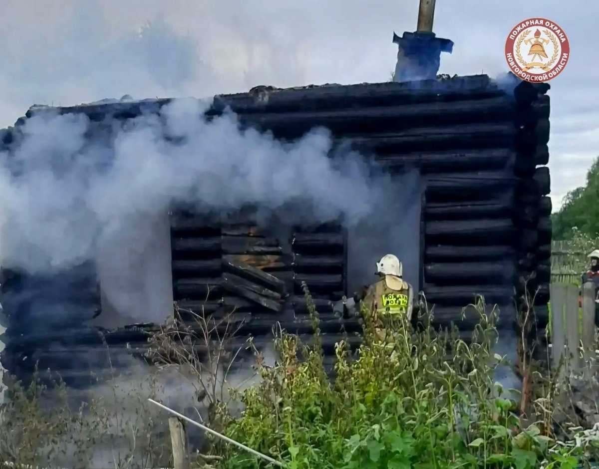Сейчас пожарные ведут разборку и проливку здания.