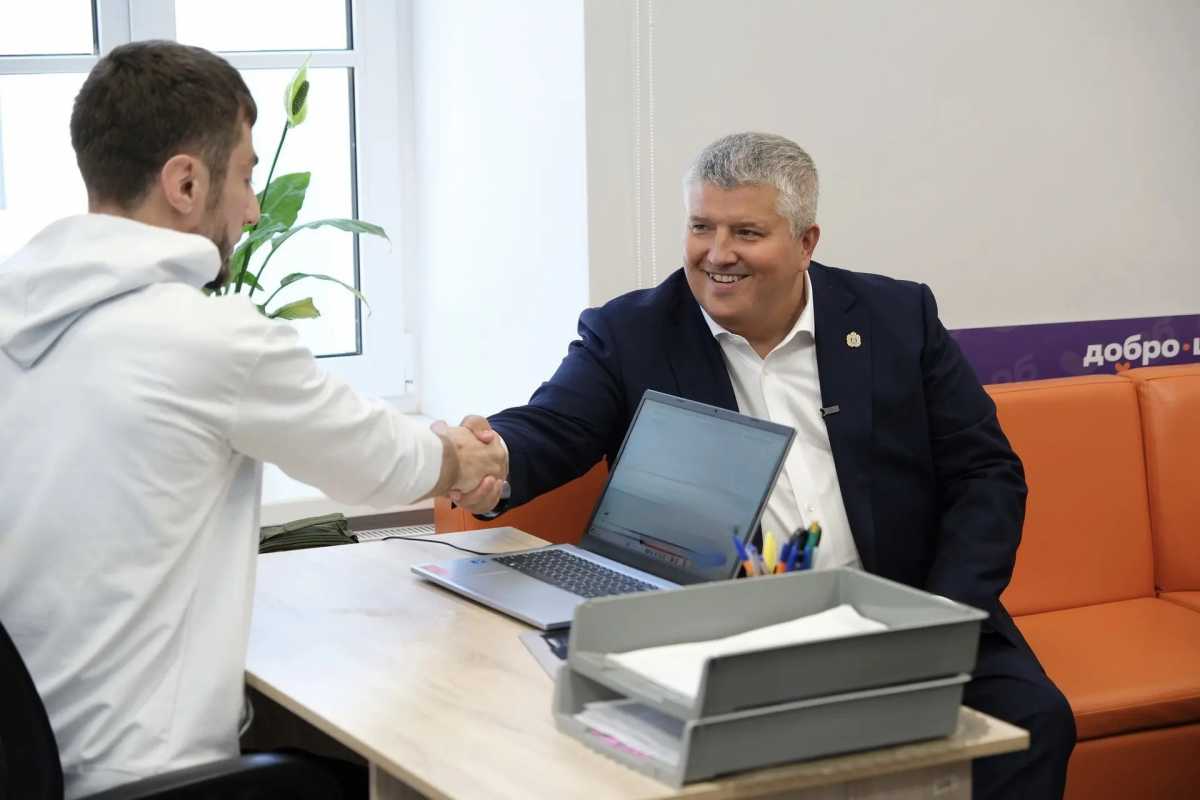 Александр Дронов поблагодарил Эркента Дмитриева за работу с молодёжью и помощь бойцам. Александр Дронов поблагодарил Эркента Дмитриева за работу с молодёжью и помощь бойцам.