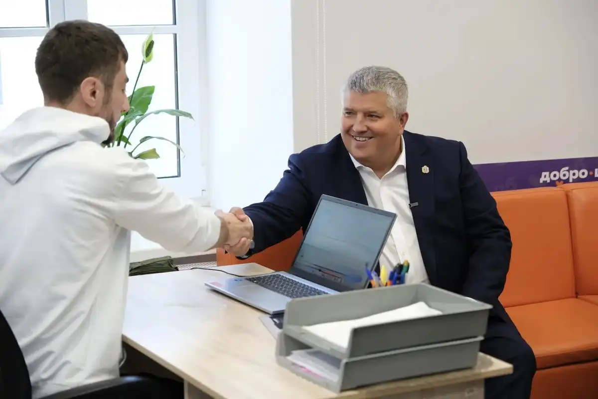 Александр Дронов поблагодарил Эркента Дмитриева за работу с молодёжью и помощь бойцам.
