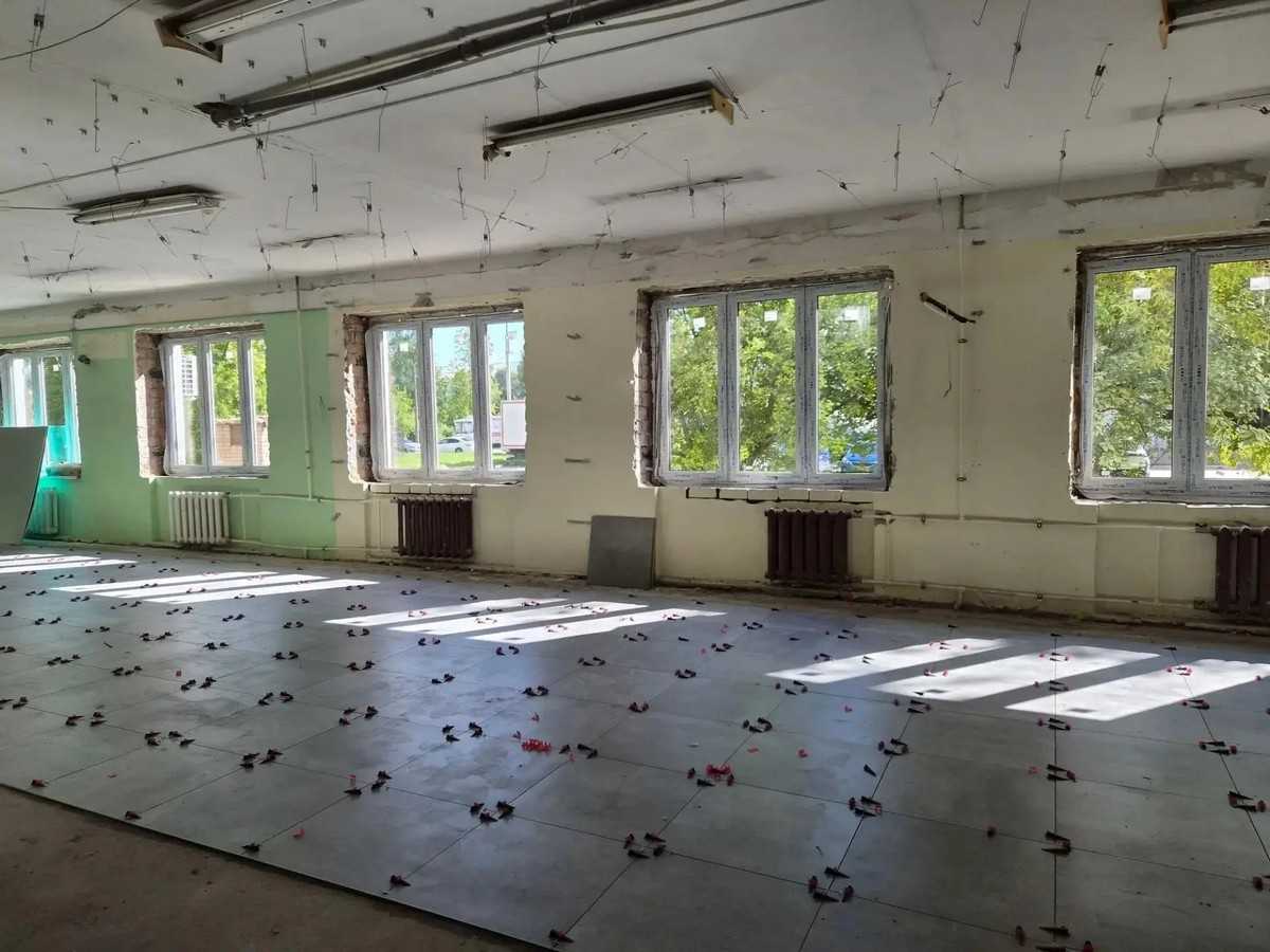 В здании монтируют новые окна с откосами.