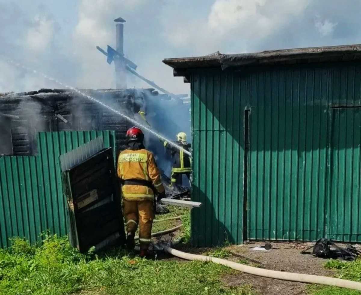 Огонь уничтожил кровлю и внутреннюю отделку по всей площади дома. Огонь уничтожил кровлю и внутреннюю отделку по всей площади дома.