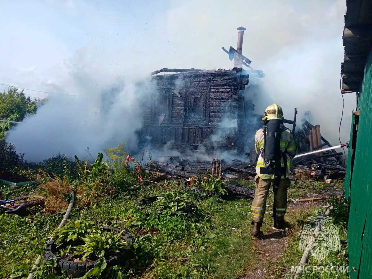В деревне Витка Новгородского округа пожарные тушили жилой дом.