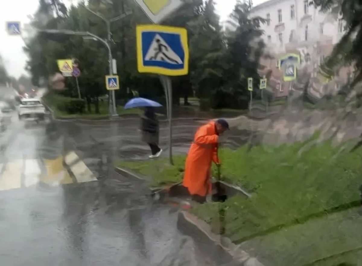 По вопросам откачки воды и прочистки ливневых стоков можно обращаться по телефону 152-303.