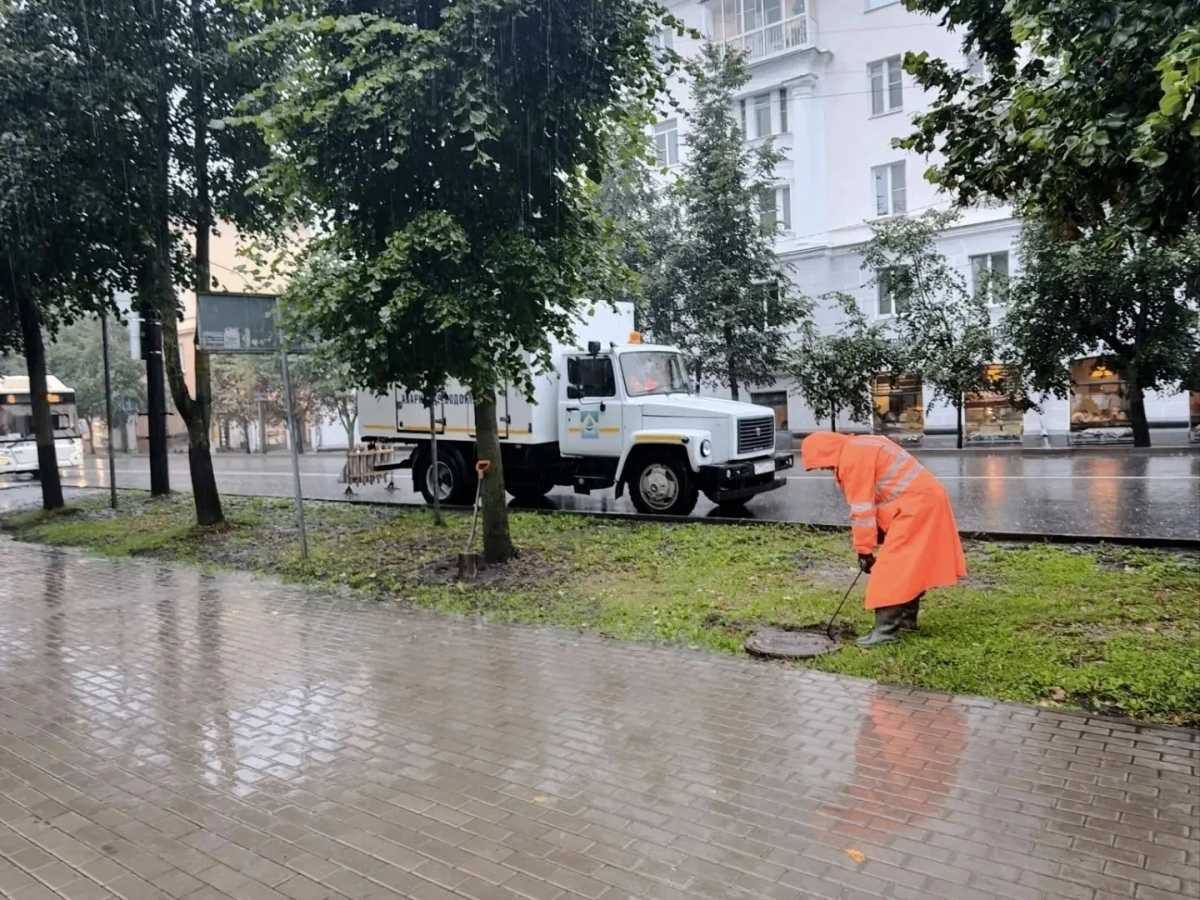 Коммунальные службы устраняют последствия рекордного ливня в Великом Новгороде. Коммунальные службы устраняют последствия рекордного ливня в Великом Новгороде.