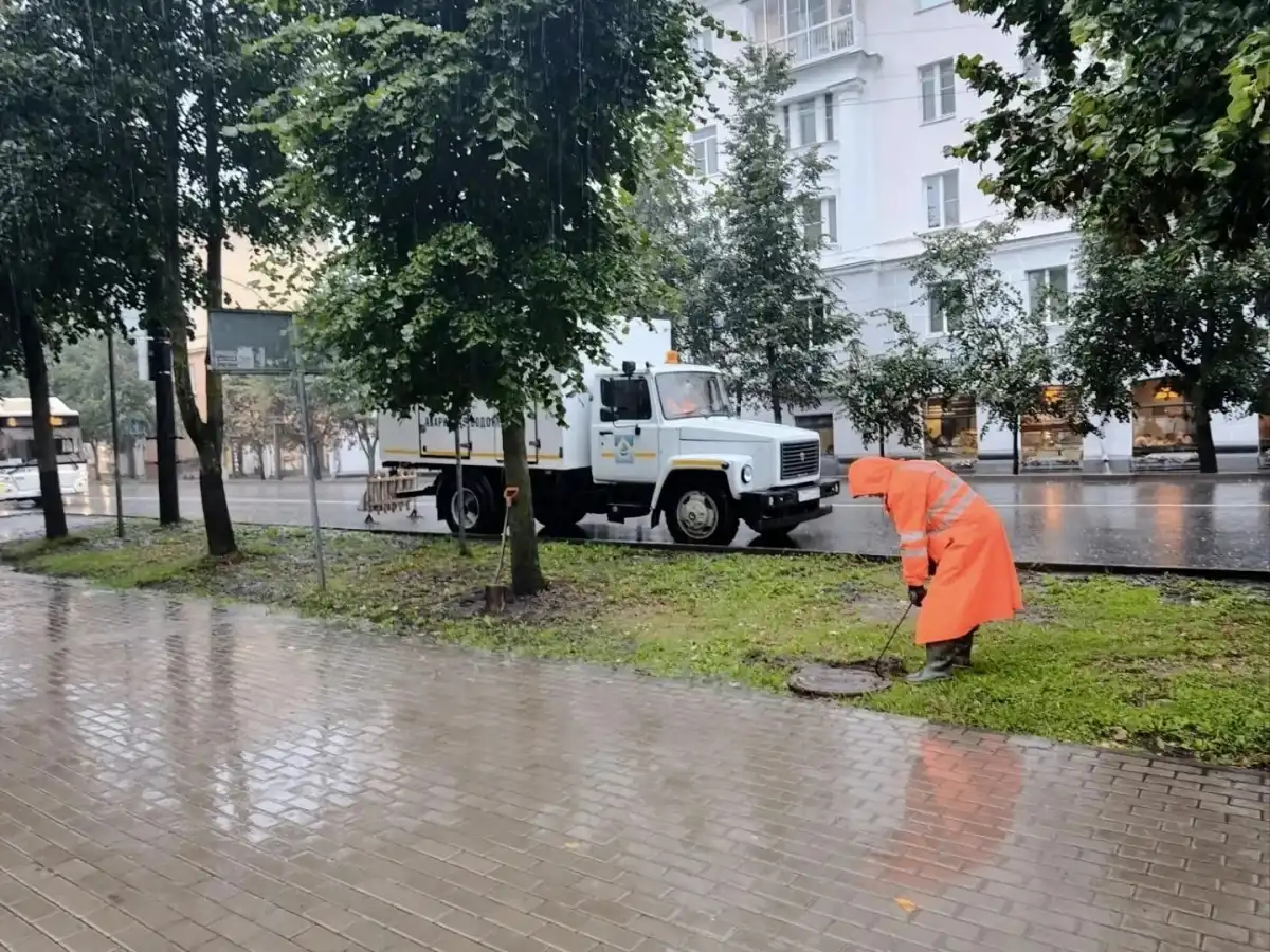Коммунальные службы устраняют последствия рекордного ливня в Великом Новгороде.