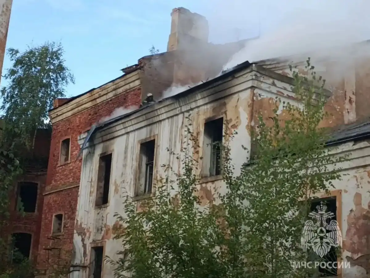 В Старой Руссе горело нежилое здание на улице Возрождения.