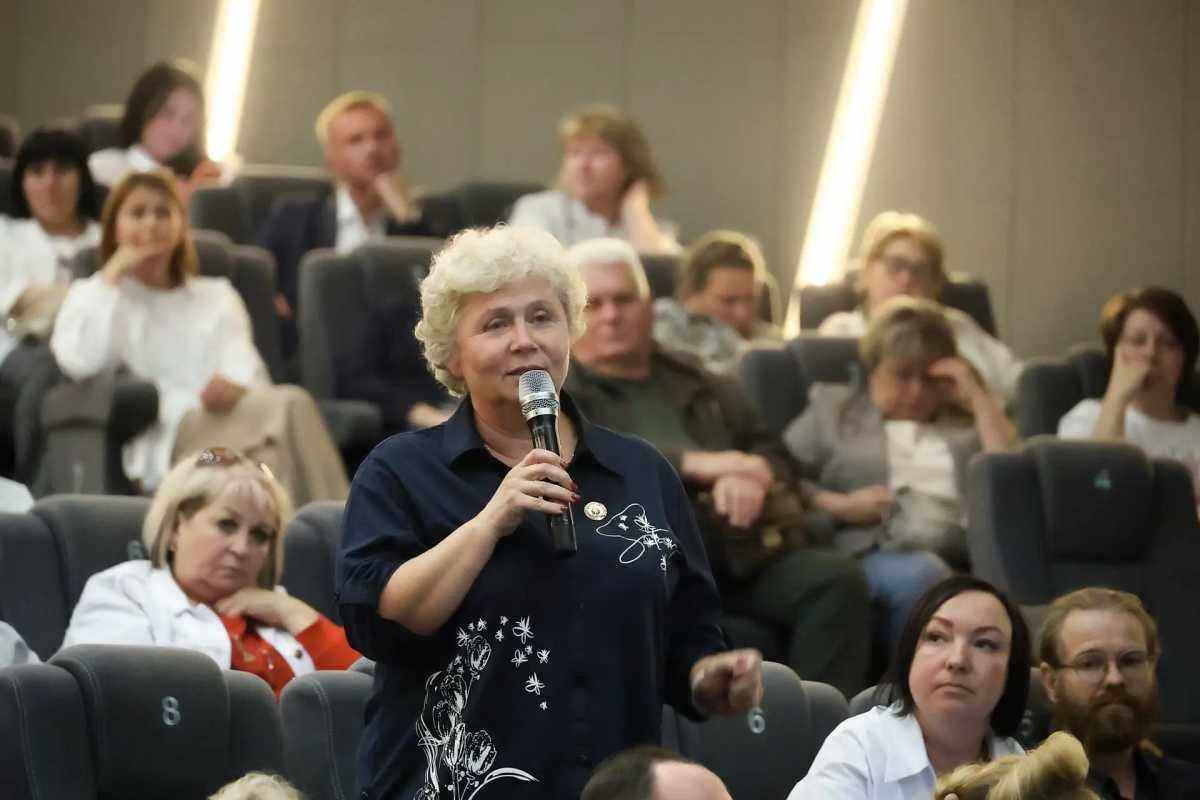 Несколько вопросов касались вывоза мусора и организации несанкционированных свалок.