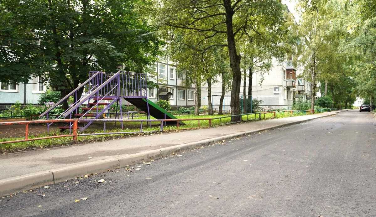 Во дворе отремонтировали дорожное полотно и частично заменили бордюрный камень.