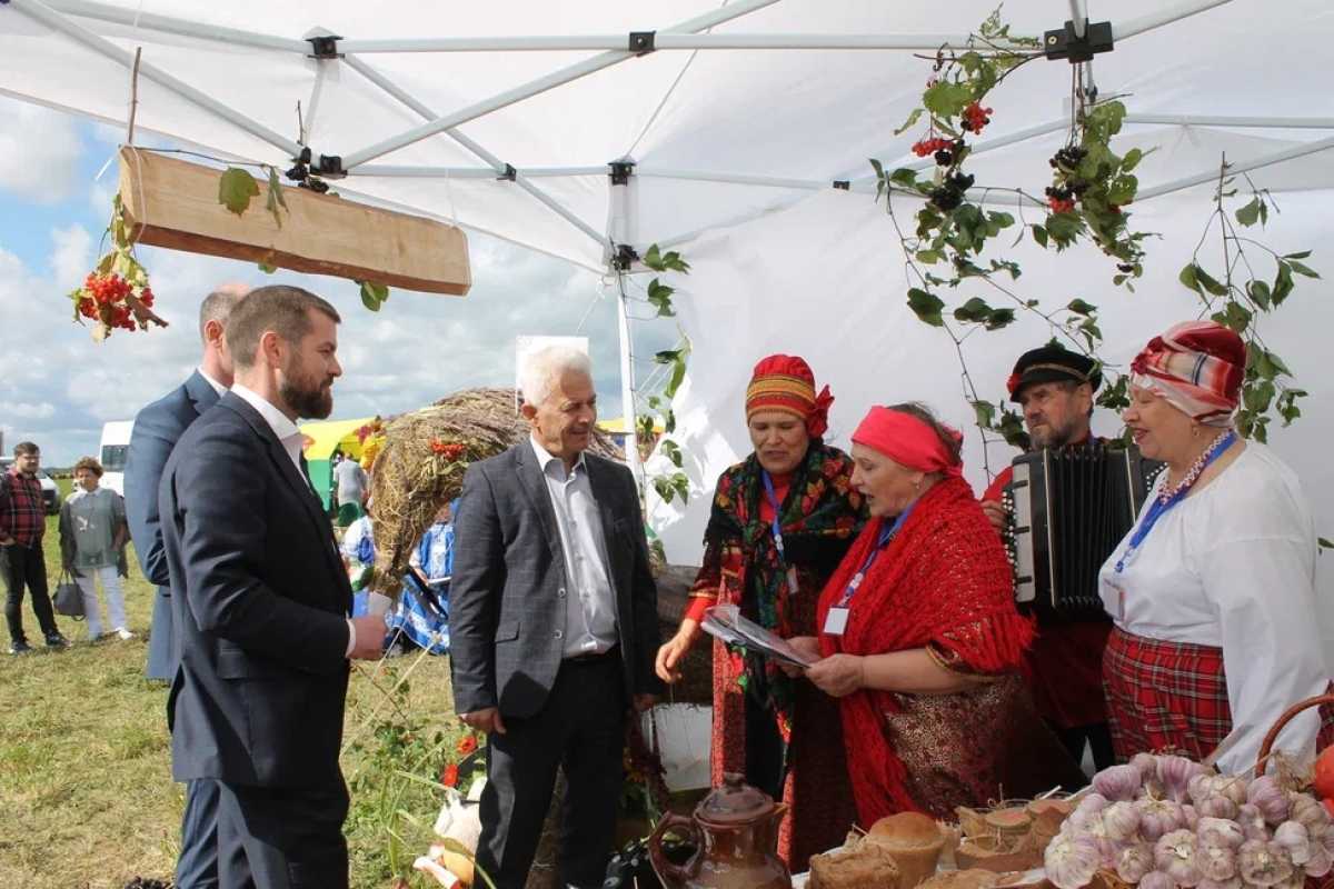 В рамках открытия состоялась церемония награждения передовиков производства, внесших значительный вклад в развитие сельского хозяйства Новгородчины.