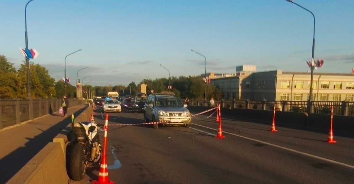 Мотоциклиста скорая помощь доставила в травмпункт.