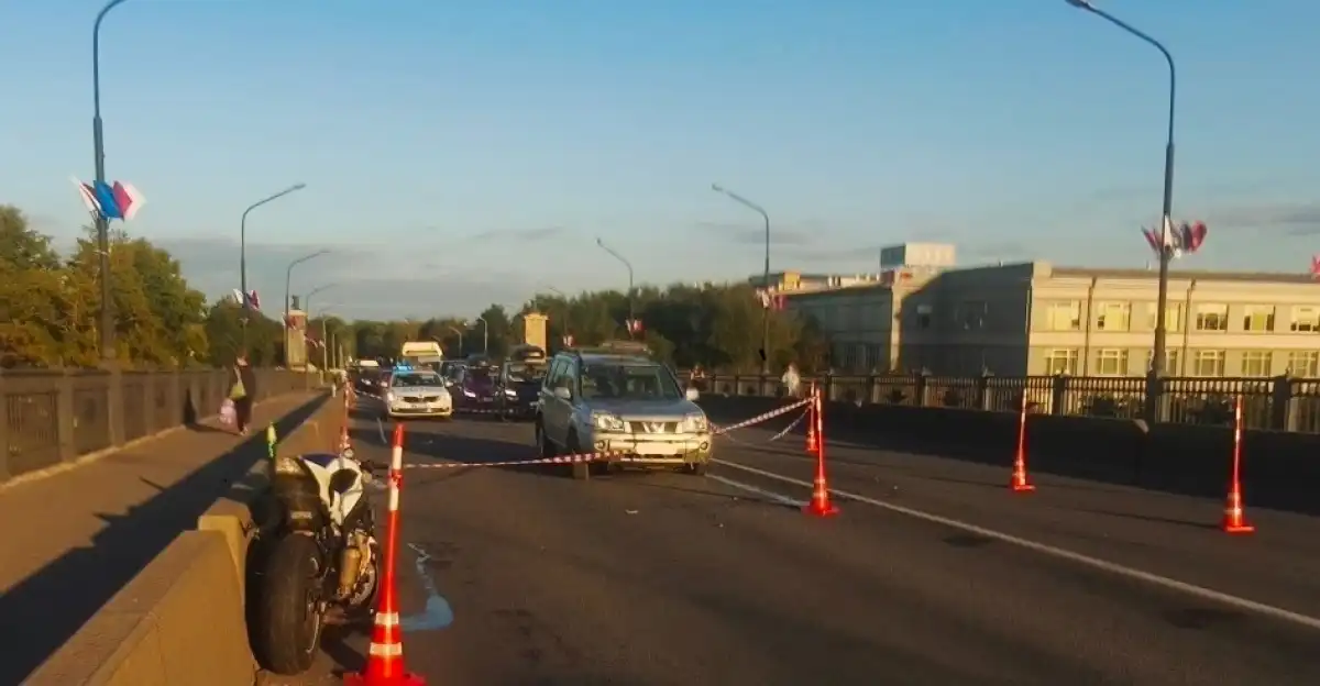 Мотоциклиста скорая помощь доставила в травмпункт.