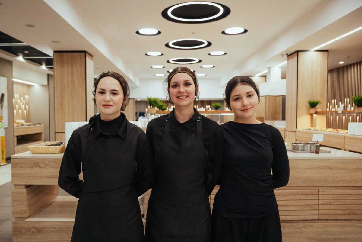 Студенты работали официантами, сотрудниками кухни, горничными, барменами и на пляжной зоне. Студенты работали официантами, сотрудниками кухни, горничными, барменами и на пляжной зоне.