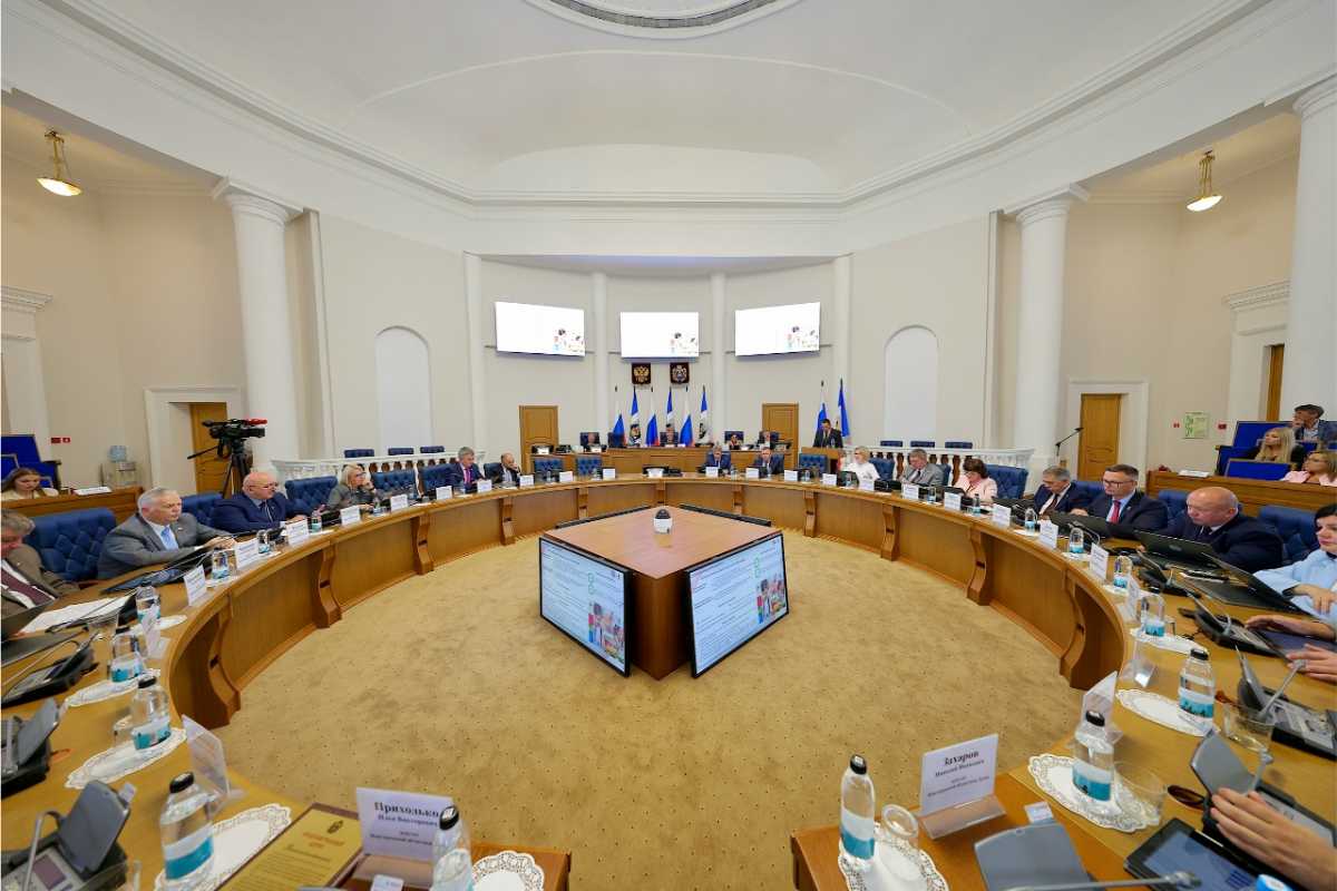 Александр Дронов поблагодарил депутатов за пятилетнюю работу.