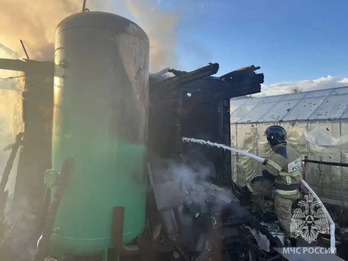 Баня и дровяник сгорели, у второй бани повреждена наружная отделка стен.