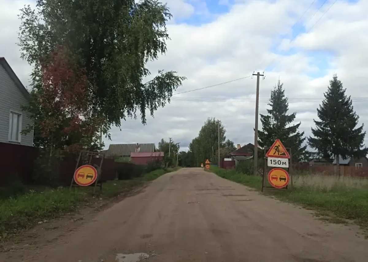 Сейчас на дорогу завозят инертные материалы.