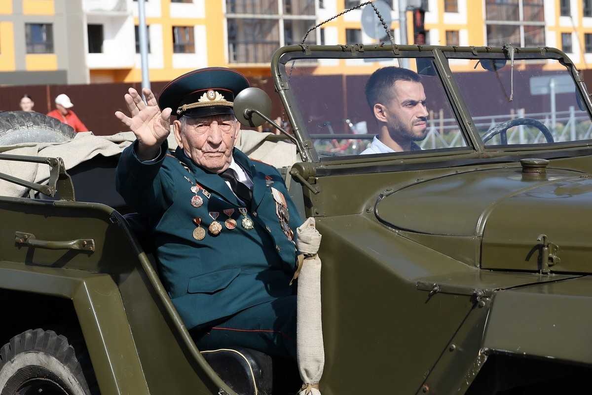 Колонну ретроавтомобилей возглавил ветеран Великой Отечественной войны Василий Крестьянинов.