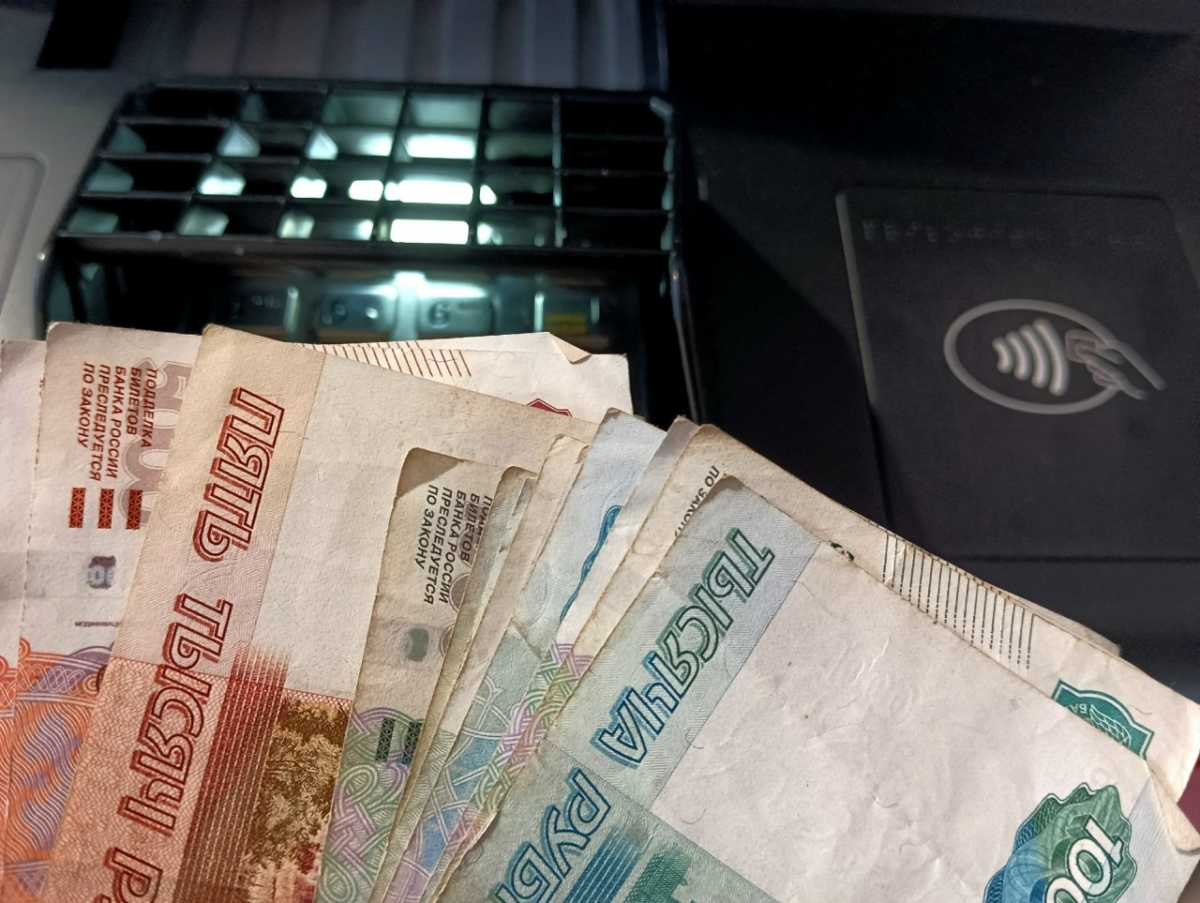 При получении наличных денег, особенно на рынке или в небольшой торговой точке, основные защитные элементы лучше посмотреть сразу. При получении наличных денег, особенно на рынке или в небольшой торговой точке, основные защитные элементы лучше посмотреть сразу.