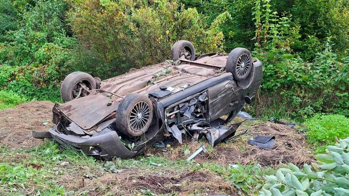 Мужчины с различными травмами доставлены в Новгородскую областную клиническую больницу, женщина скончалась