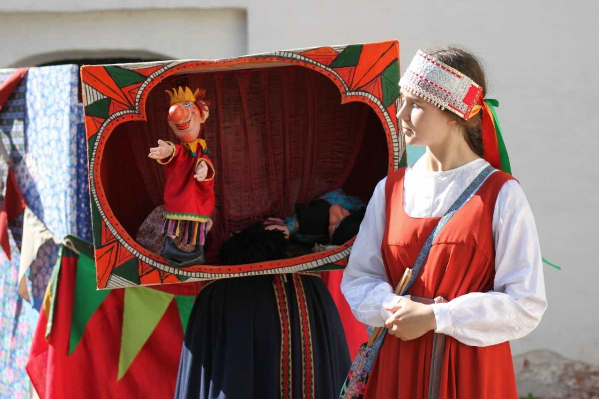 В программе нынешнего фестиваля — барабанное шоу, кукольные спектакли, стрельба из лука, звон колоколов, фольклорные песни, интерактивные занятия для детей и взрослых.