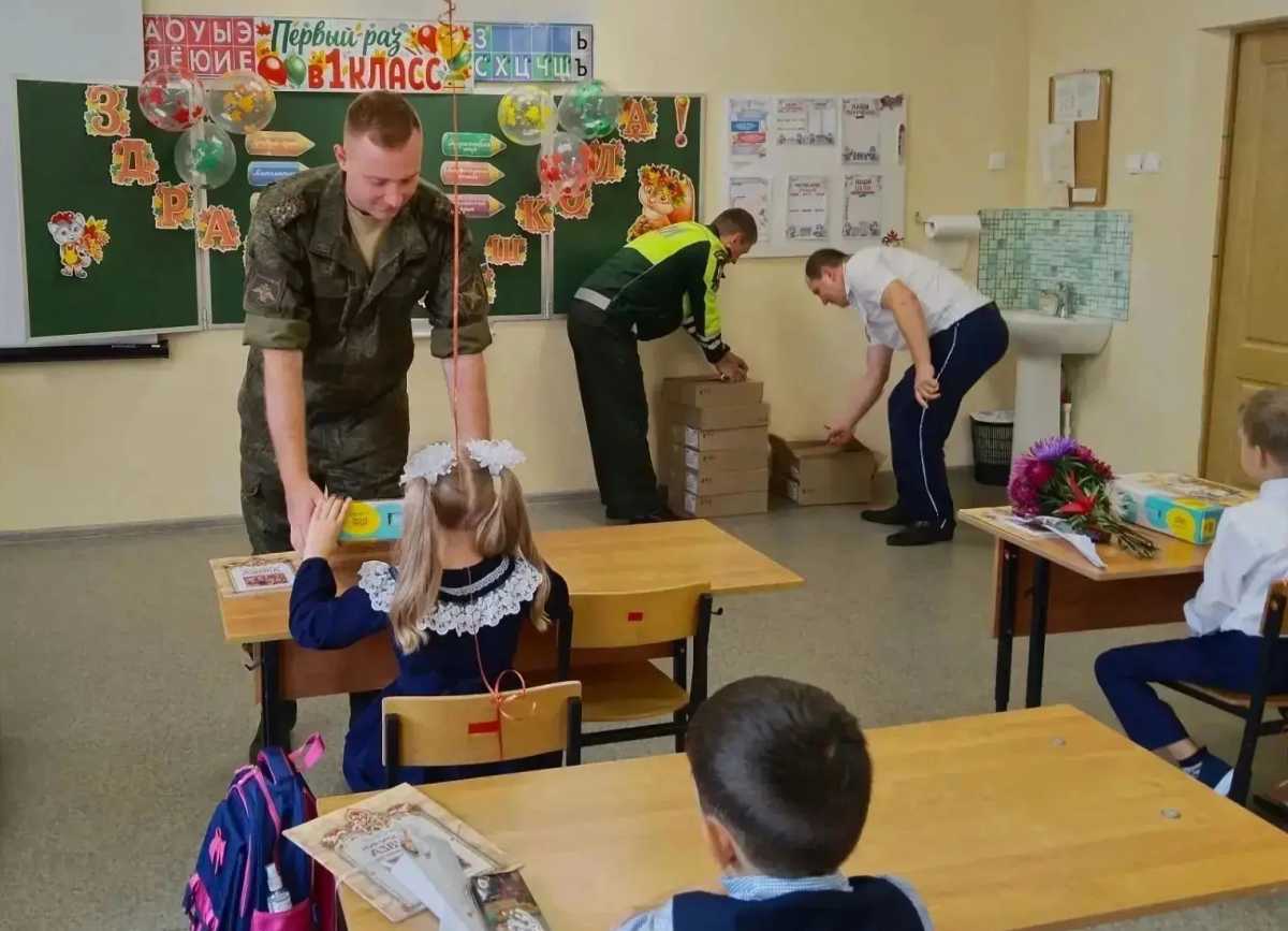 Сотрудники 36 военной автомобильной инспекции поздравили новгородских первоклашек