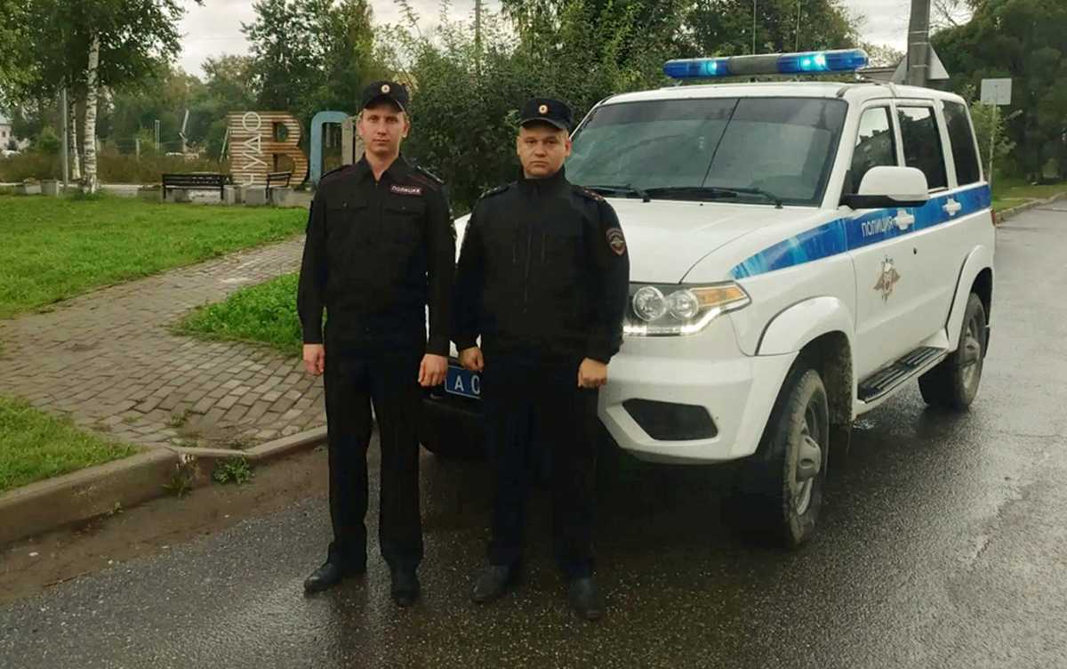 Чудовские полицейские помогли матери с младенцем попасть в квартиру Чудовские полицейские помогли матери с младенцем попасть в квартиру