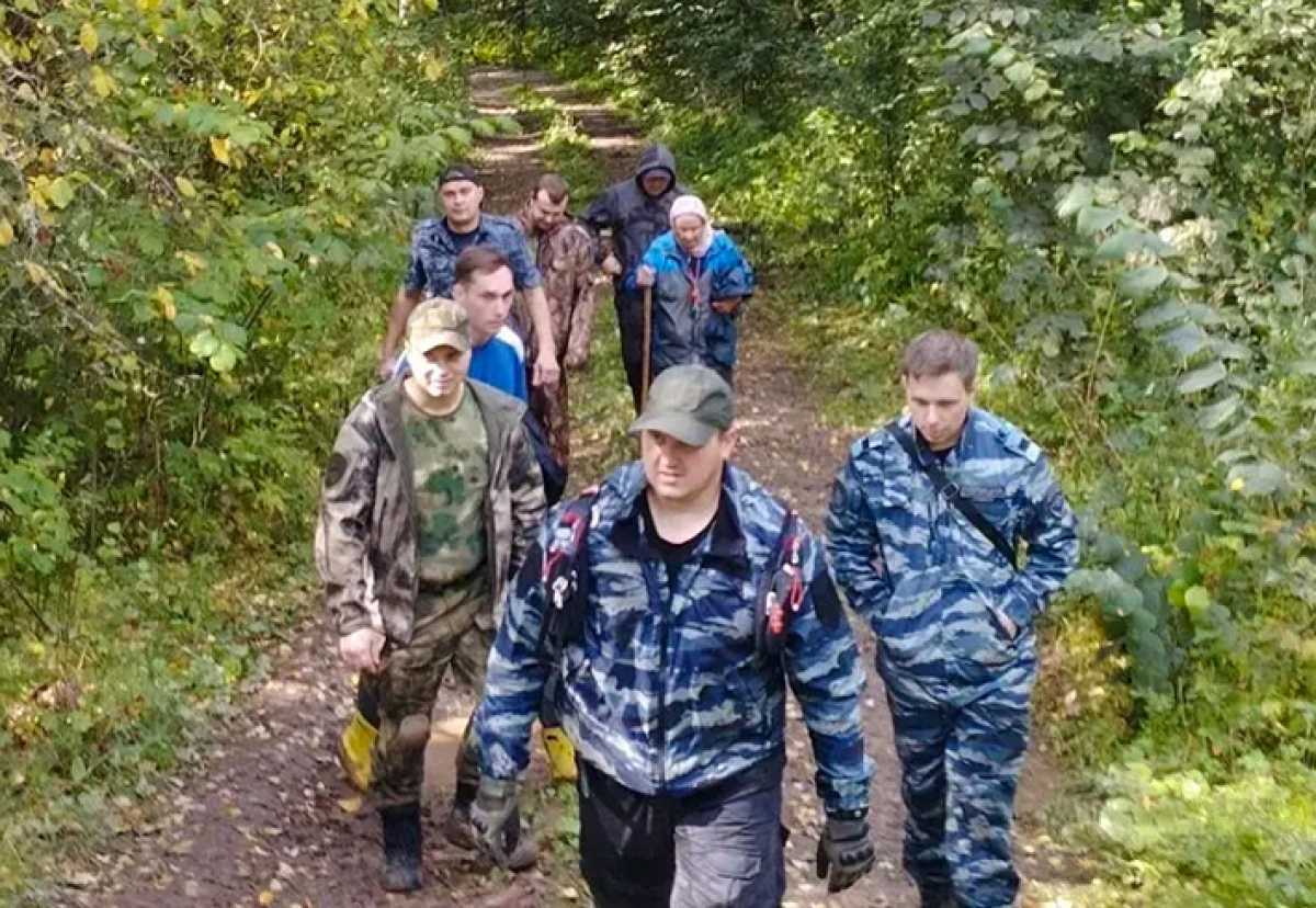 В Любытинском округе спасатели вывели из леса заблудившуюся пенсионерку В Любытинском округе спасатели вывели из леса заблудившуюся пенсионерку