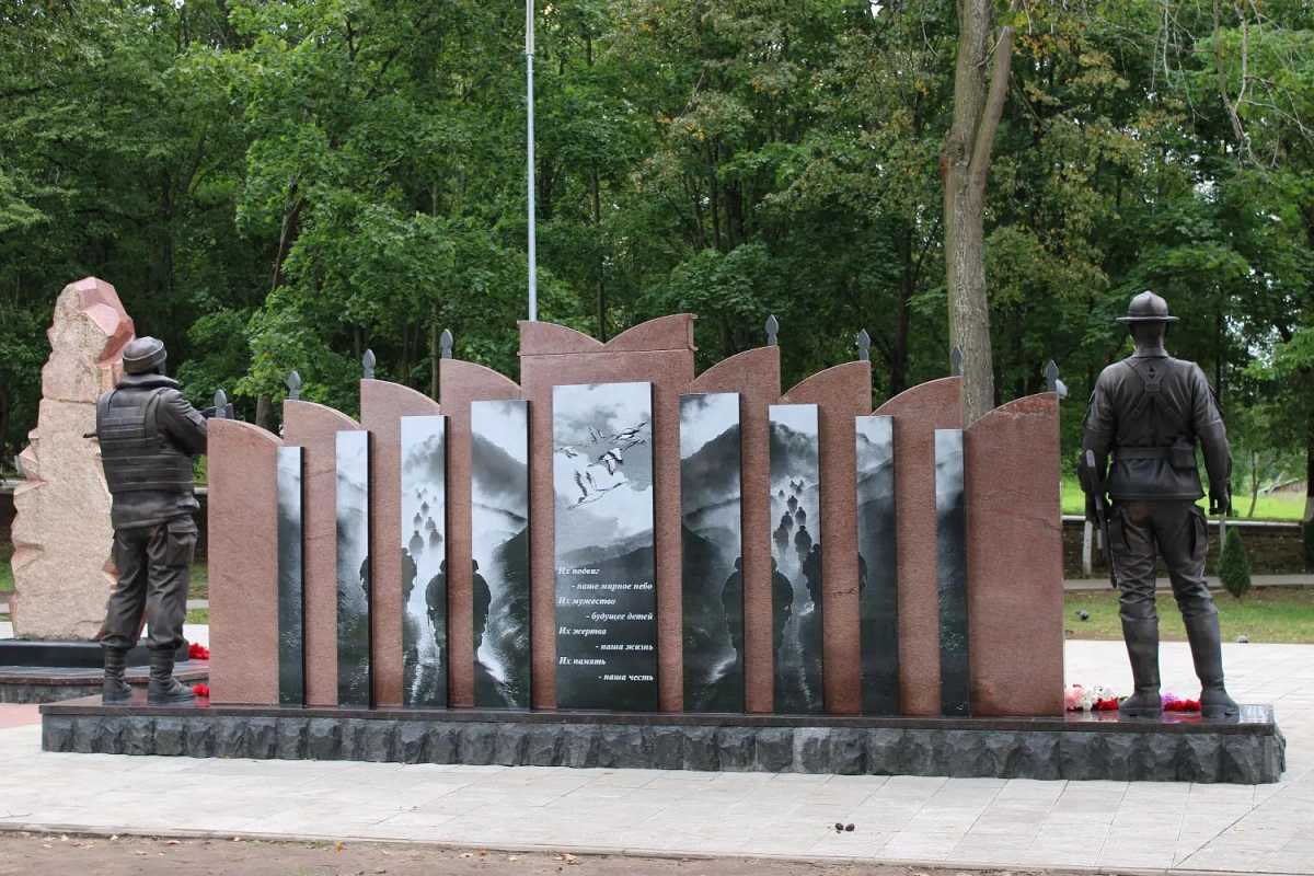 Право открыть мемориал было предоставлено ветеранам боевых действий.