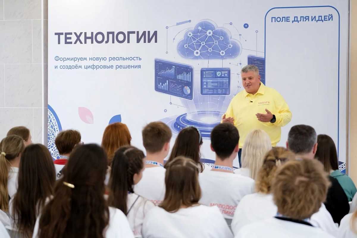 Александр Дронов пообщался с участниками новгородской делегации форума.