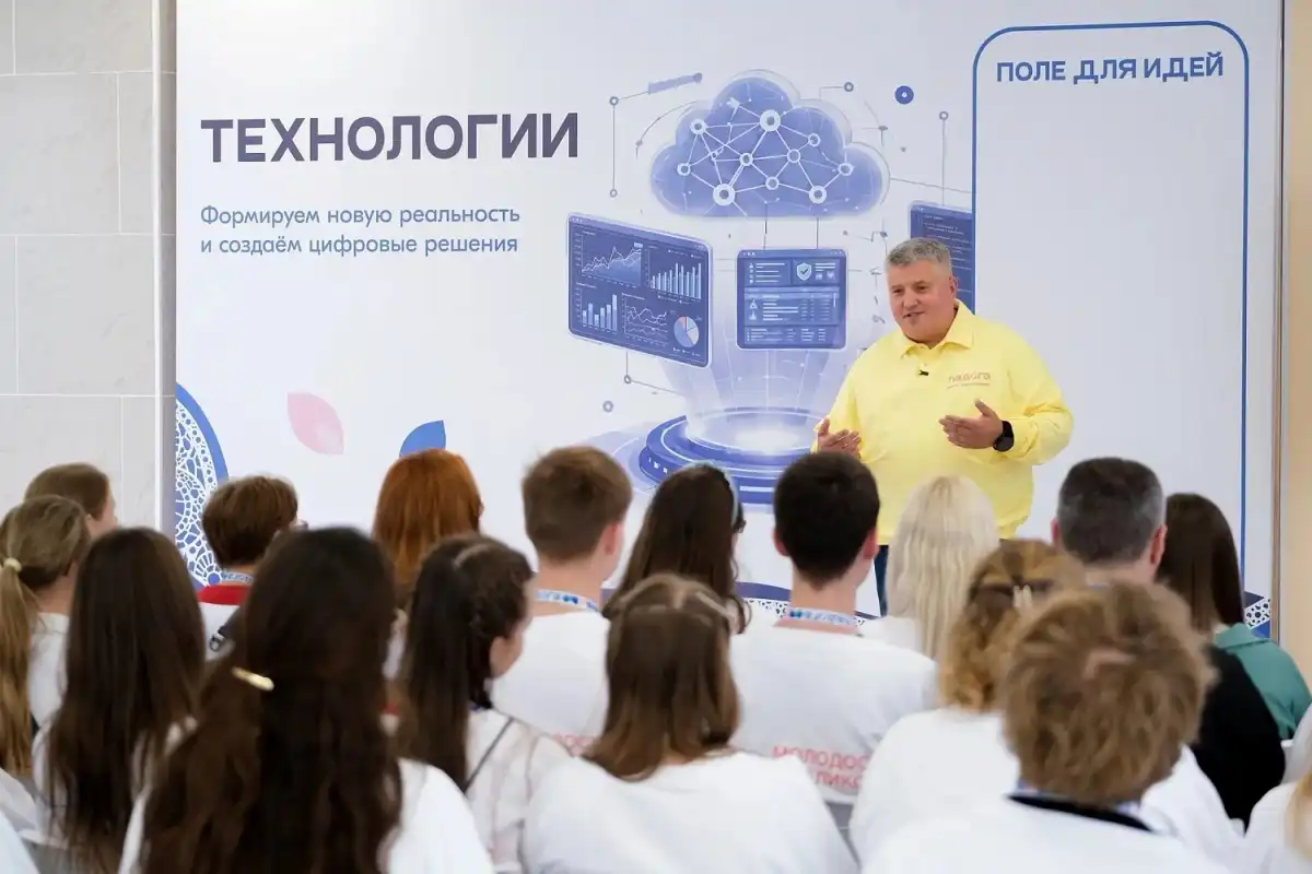 Александр Дронов пообщался с участниками новгородской делегации форума.