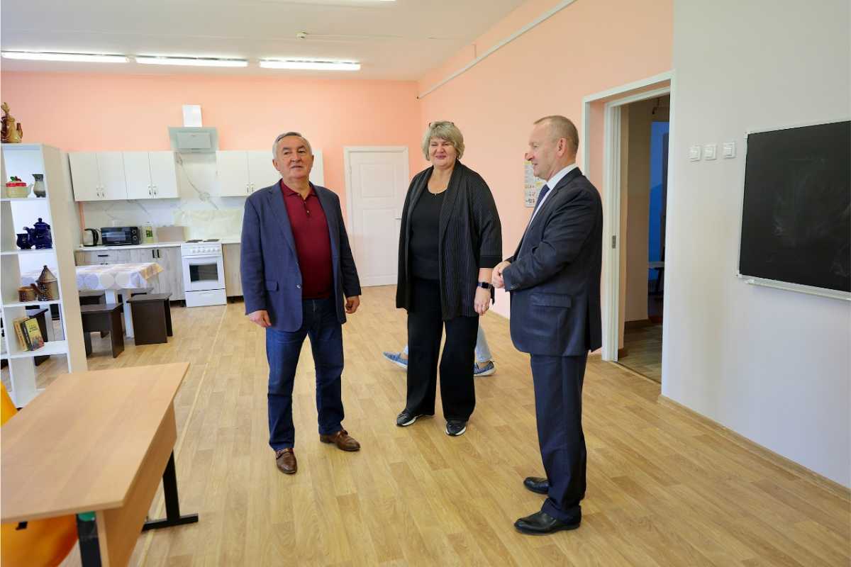 Юрий Бобрышев осмотрел кабинеты, в которых появилось новое оборудование, а также центр «Точка роста». Юрий Бобрышев осмотрел кабинеты, в которых появилось новое оборудование, а также центр «Точка роста».